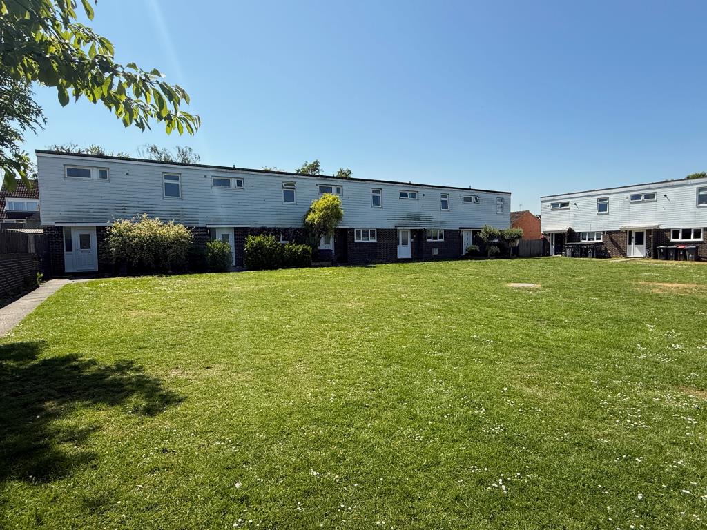 Lot: 140 - VACANT THREE-BEDROOM HOUSE - Green to front
